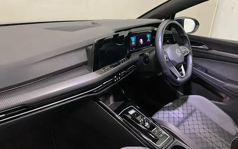 Second-hand VW Golf VIII R-line 150 CP (110 kW) 2023 Hatchback
