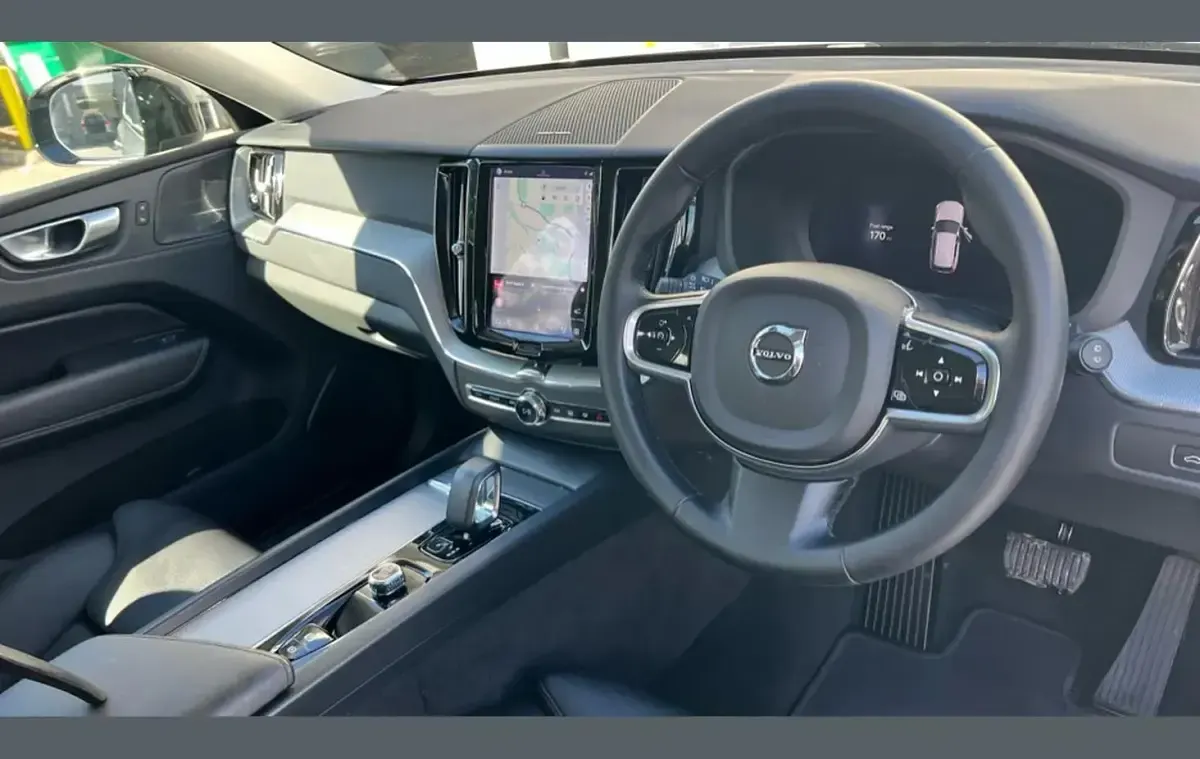 Usado Volvo XC60 Plus 197 HP (144 kW) 2023 Cinzento SUV