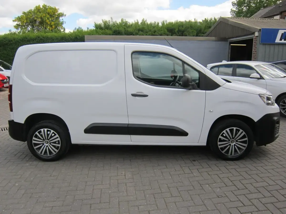 Used Citroën Berlingo 100 HP (73 kW) 2023 White MPV