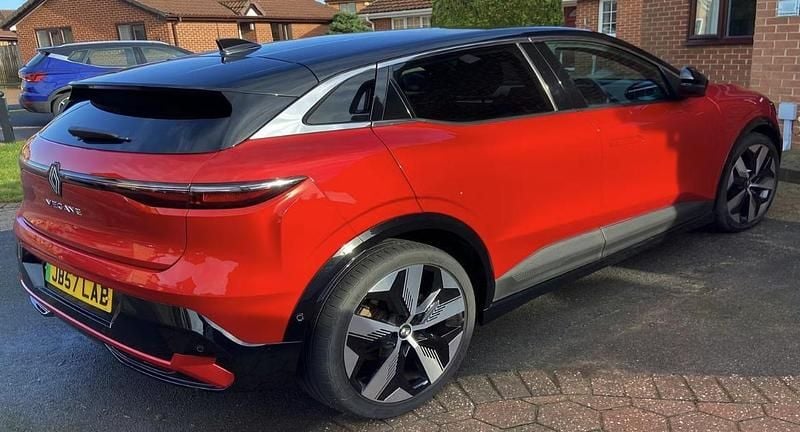 Used Renault Megane E-Tech Techno 160 kW (218 HP) 2022 Red/black Hatchback