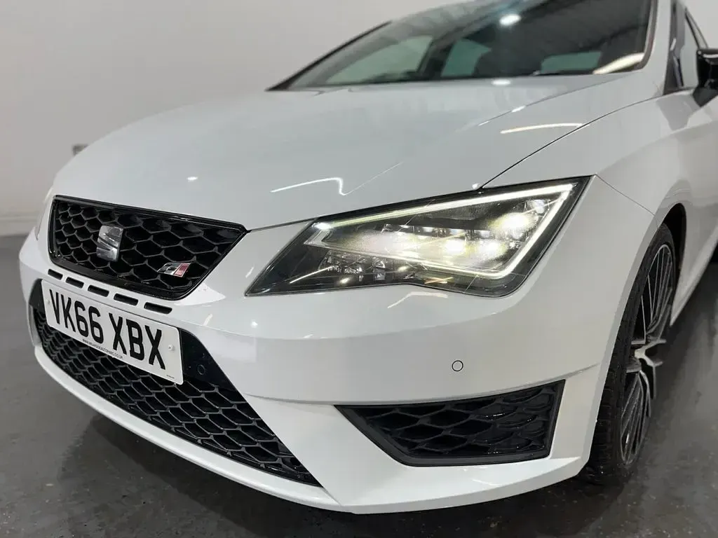 Used Seat Leon Cupra 290 290 HP (213 kW) 2016 White Hatchback