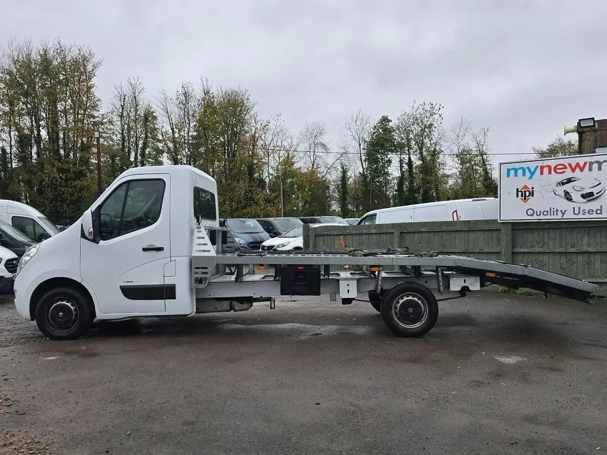 Used Vauxhall Movano 145 HP (106 kW) 2018 White MPV