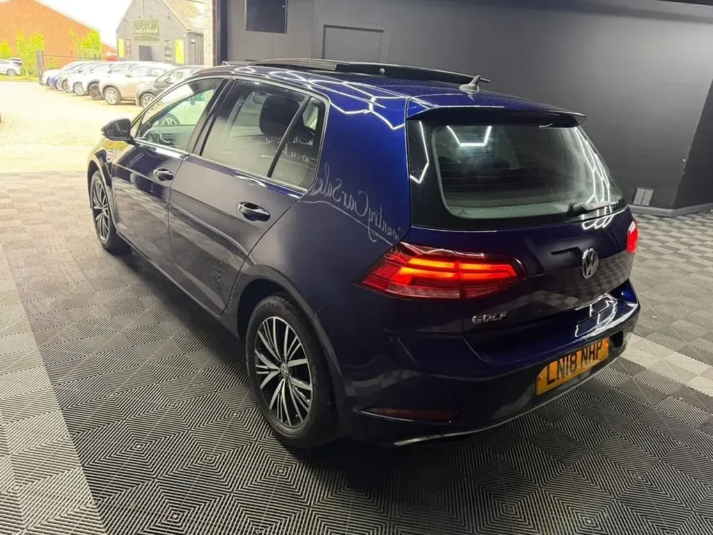 Used VW Golf VII SE 125 HP (91 kW) 2018 Blue Hatchback