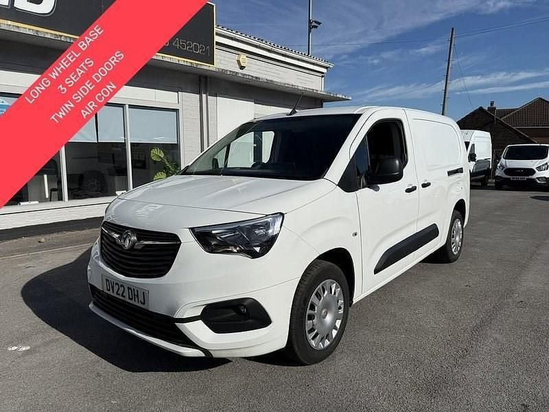 White Used 2022 Vauxhall Combo Sportive MPV | £10,499 (Fair price) - Image 1/4