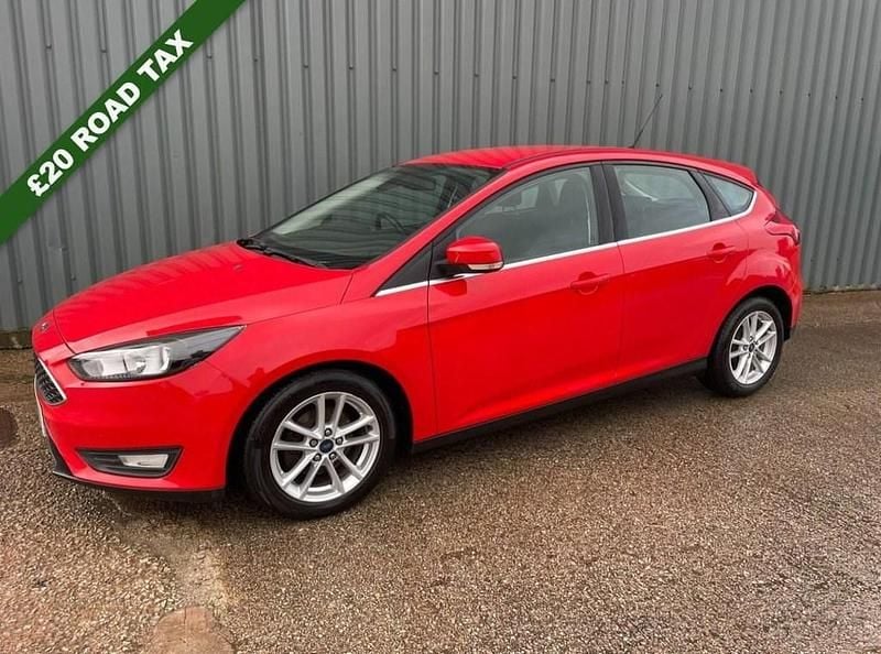 Used Ford Focus Zetec 120 HP (88 kW) 2015 Red Hatchback