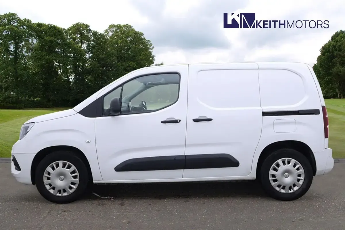 Used Vauxhall Combo Sportive 100 kW (136 HP) 2023 White MPV