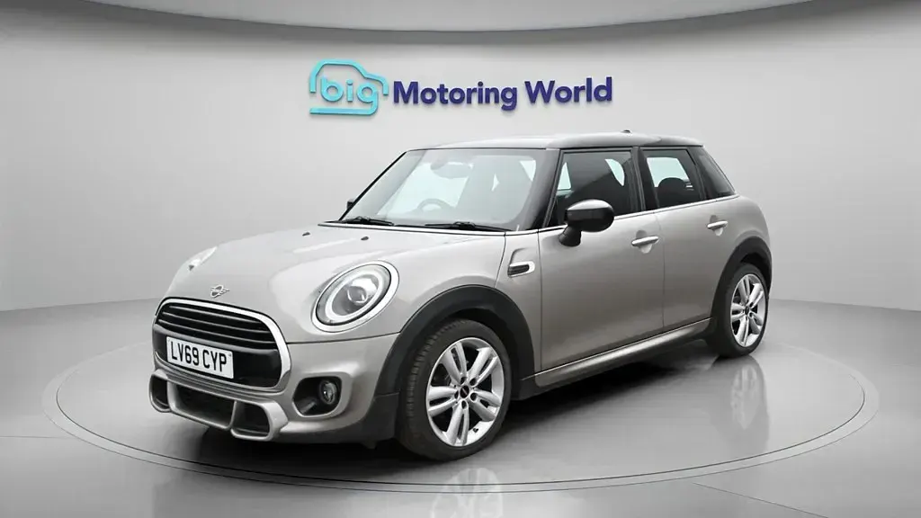 Usado Mini Cooper Hatch 136 HP (100 kW) 2019 Prateado Citadino