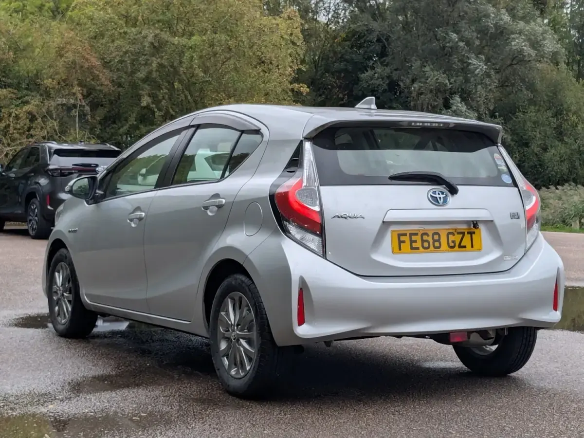 Used Toyota Corolla 100 HP (73 kW) 2024 Silver Hatchback