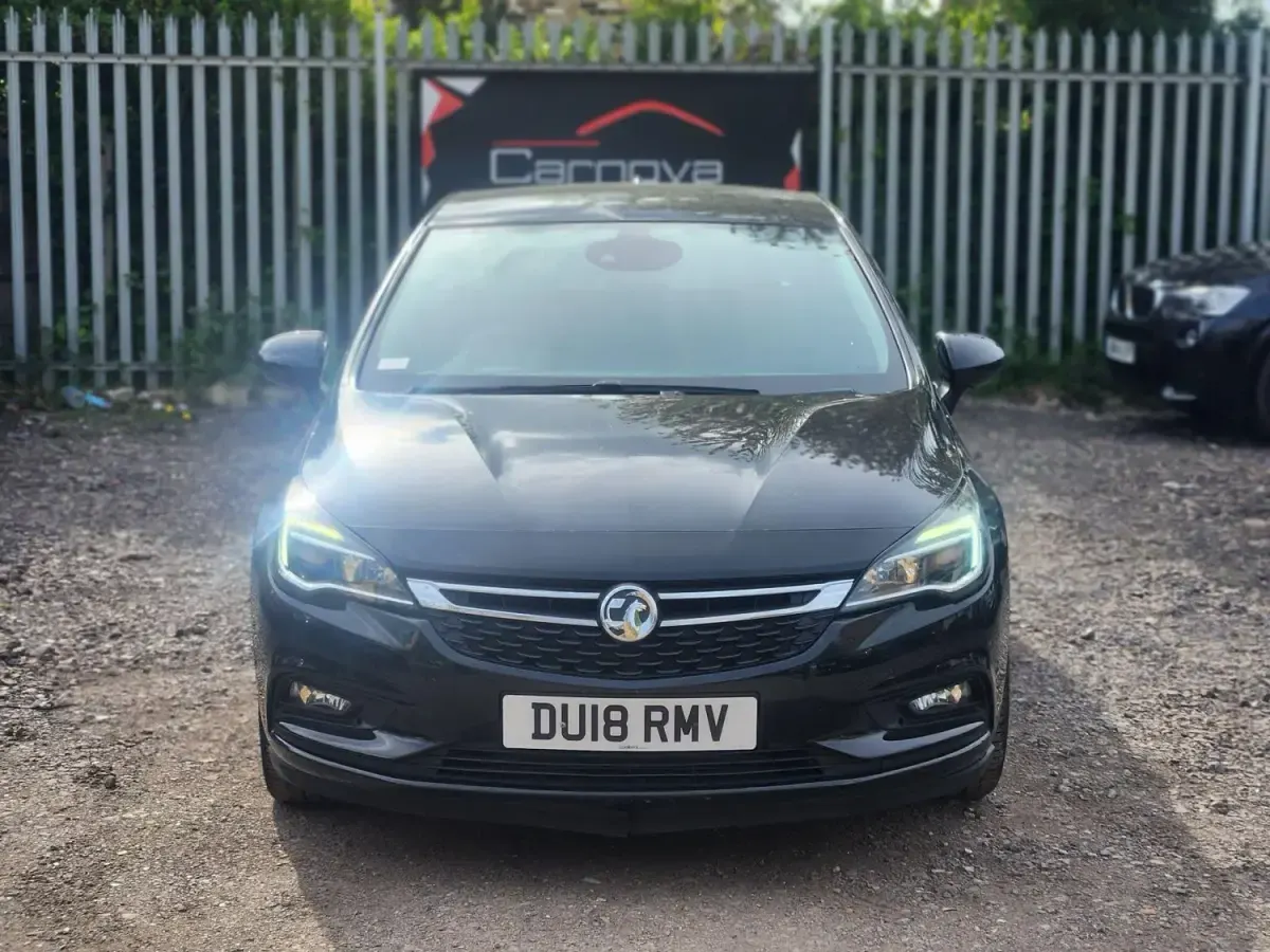 Begagnad Vauxhall Astra SRi 105 HK (77 kW) 2018 Svart Halvkombi