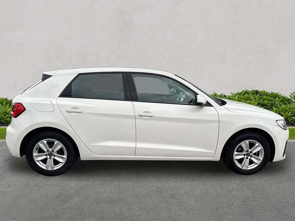 Käytetty Audi A1 Premium 94 HP (69 kW) 2022 Valkoinen Katumaasturi
