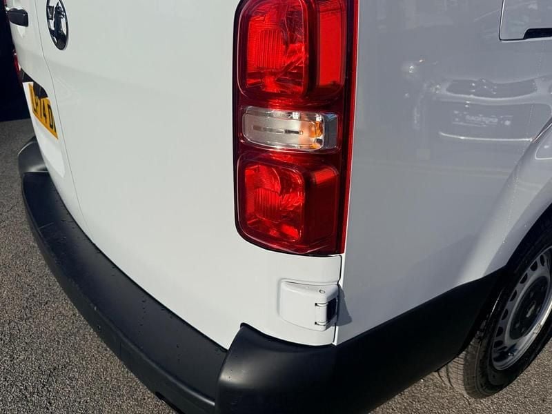 Used Vauxhall Vivaro 143 HP (105 kW) 2025 White MPV