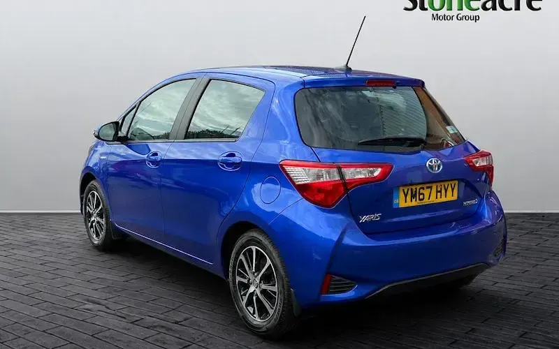 Used Toyota Yaris Hybrid 101 HP (74 kW) 2019 Blue Hatchback