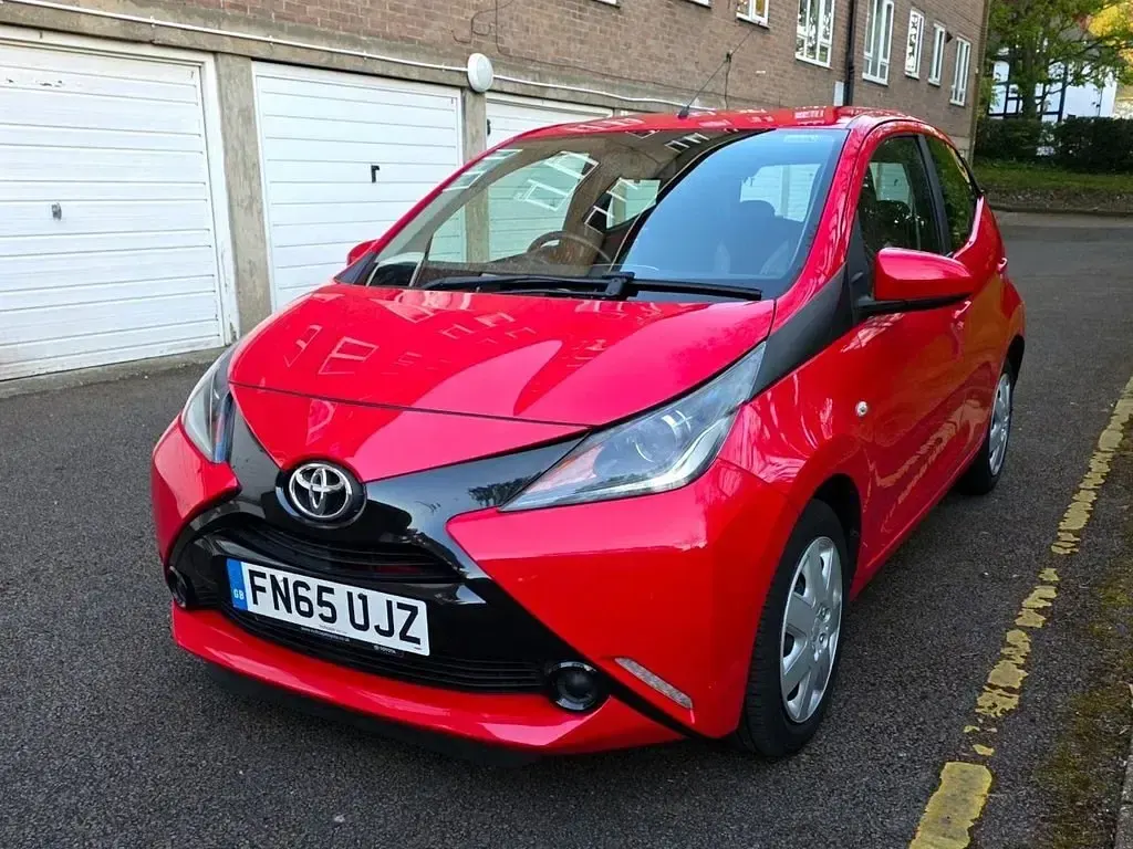Usado Toyota Aygo X-play 69 CV (50 kW) 2015 Rojo Utilitario