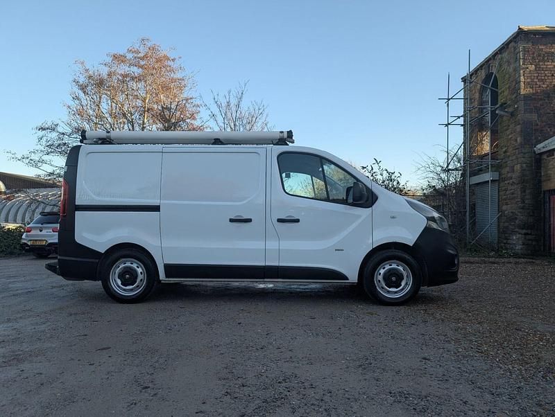 White Used 2015 Vauxhall Vivaro S MPV | £4,695 (Good price) - Image 1/2