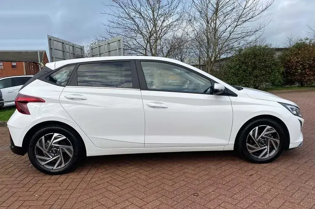Used Hyundai i20 Advanced 100 HP (73 kW) 2025 Atlas white Hatchback