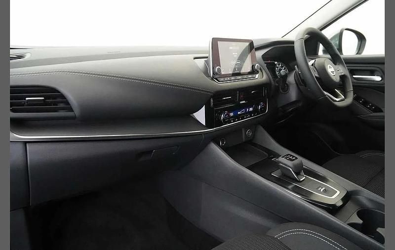 Used Nissan Qashqai Acenta Premium 155 HP (114 kW) 2023 Red SUV