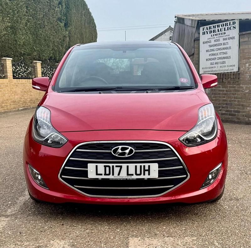 Used Hyundai ix20 Premium 90 HP (66 kW) 2017 Red Hatchback