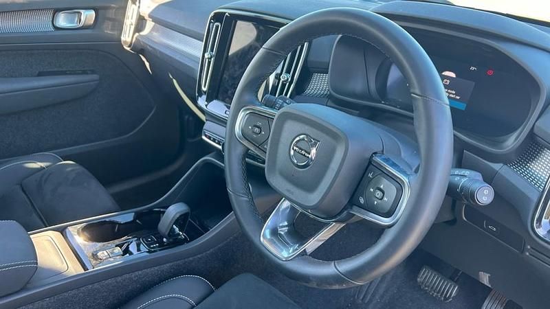 Used Volvo XC40 Plus 197 HP (144 kW) 2025 Gold SUV