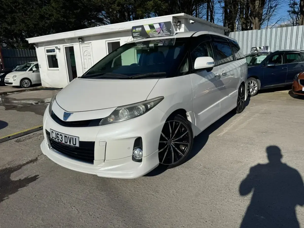 Begagnad Toyota Estima 170 HK (125 kW) 2013 Vit Minibuss