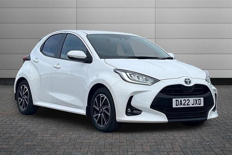 Used Toyota Yaris Hybrid Design 116 HP (85 kW) 2022 White Hatchback