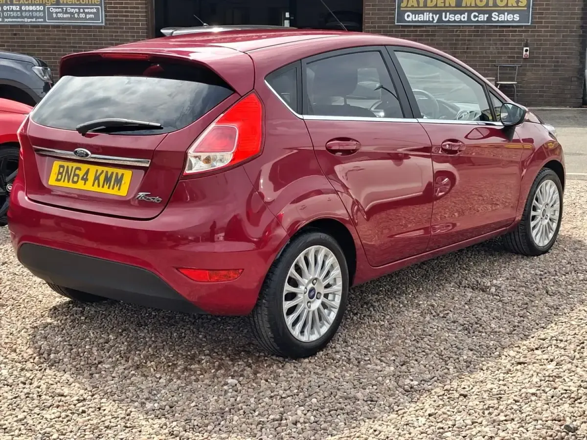 Używany Ford Fiesta Titanium 2014 Czerwony Hatchback