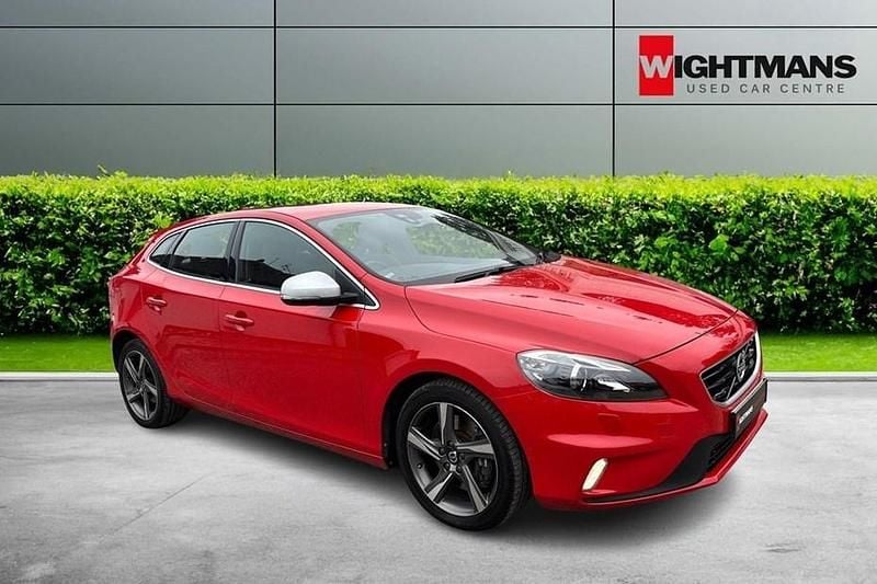 Used Volvo V40 R-Design 120 HP (88 kW) 2016 Red Hatchback