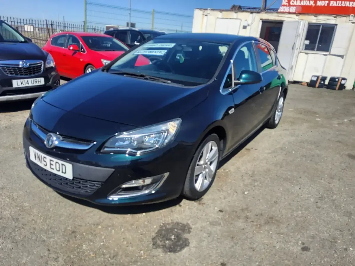 Używany Vauxhall Astra SRi 165 KM (121 kW) 2015 Zielony Hatchback
