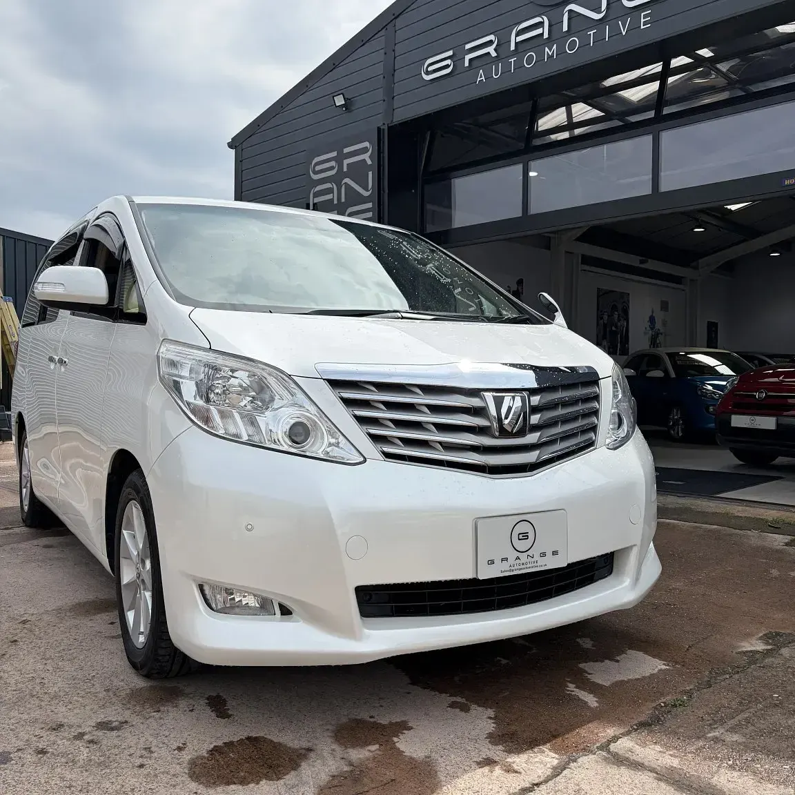 Usado Toyota Alphard 2023 Branco Monovolume