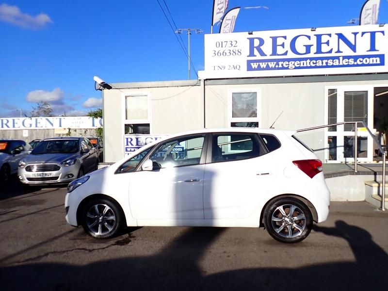 Used Hyundai ix20 SE 90 HP (66 kW) 2016 White Hatchback