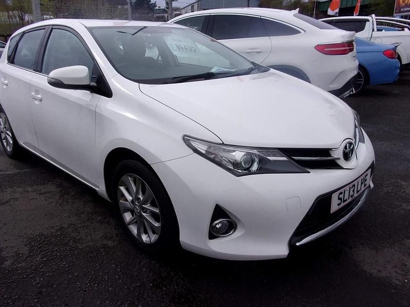 Używany Toyota Auris 132 KM (97 kW) 2013 Biały Hatchback