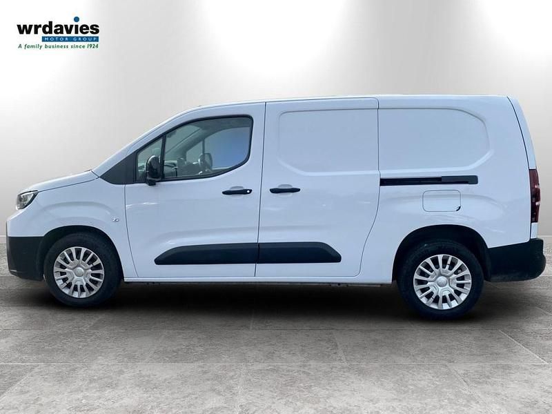 Used Toyota Proace 120 HP (88 kW) 2025 White MPV