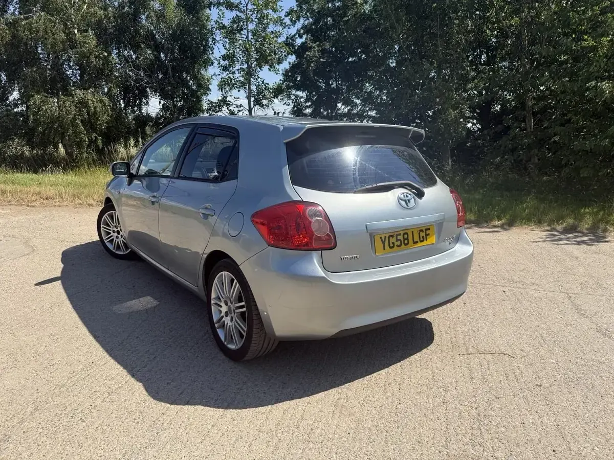Used Toyota Auris SR 124 HP (91 kW) 2008 Silver Hatchback