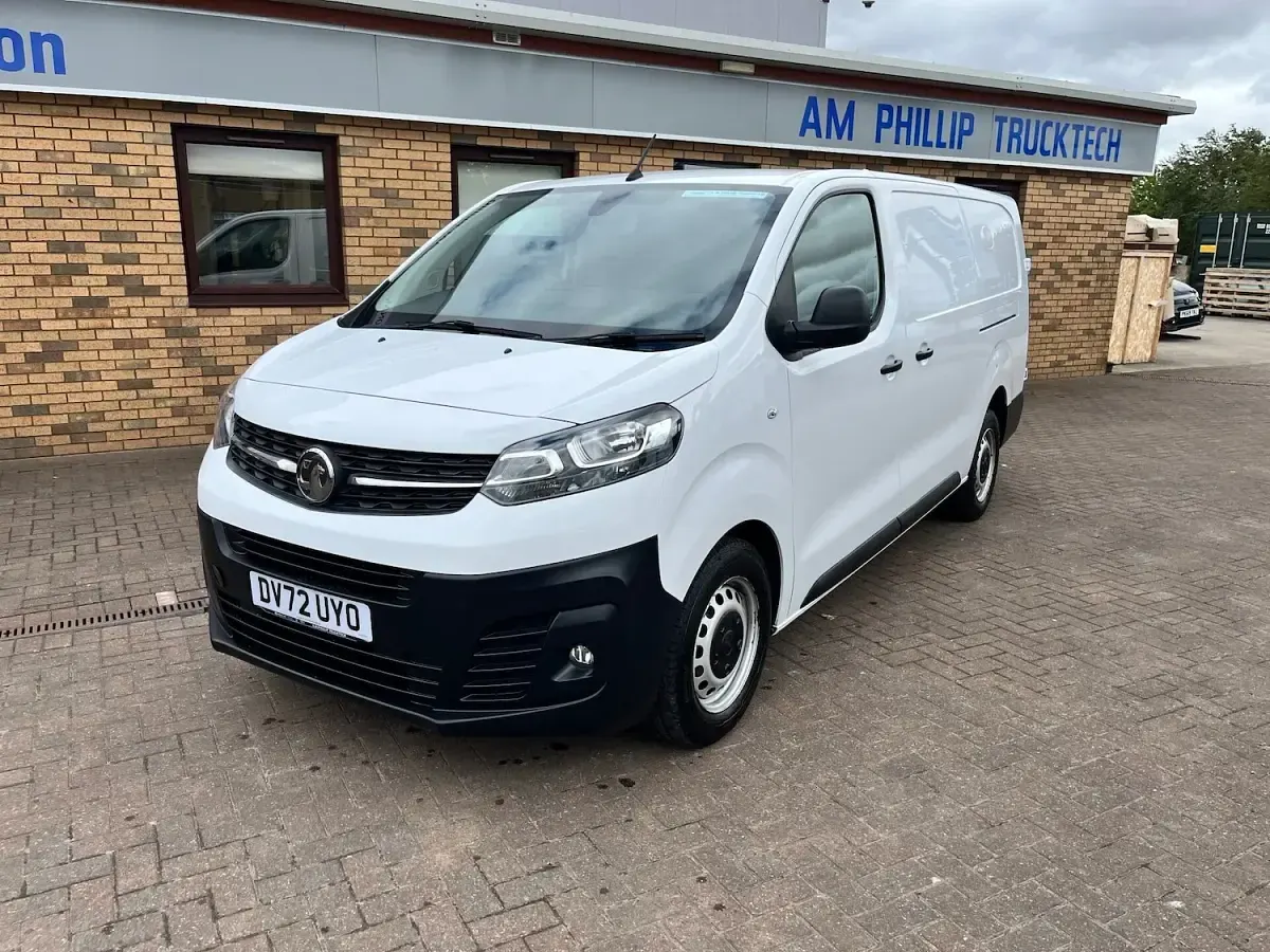 Used Vauxhall Vivaro 100 HP (73 kW) 2022 White MPV