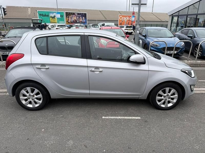 Begagnad Hyundai i20 Active 75 HK (55 kW) 2013 Silver Halvkombi
