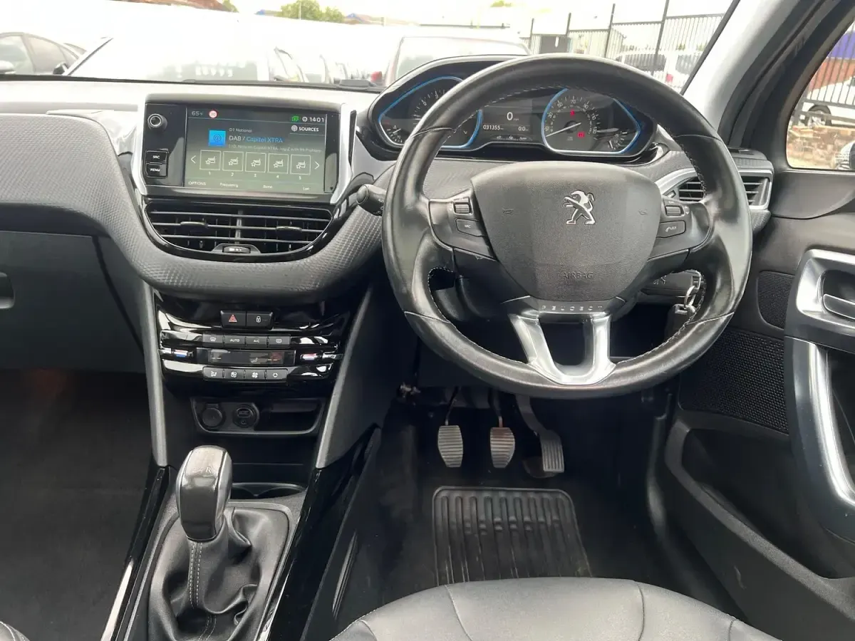 Usado Peugeot 2008 Allure Premium 2018 Gris SUV