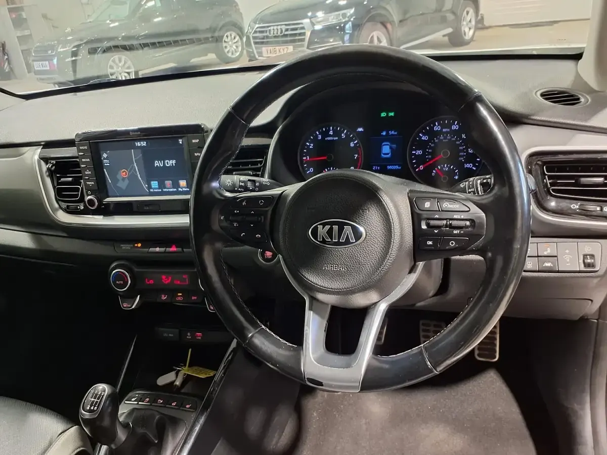 Used Kia Stonic 2019 White SUV