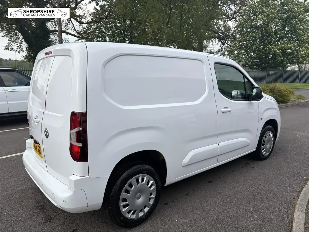 Second-hand Vauxhall Combo S 130 CP (95 kW) 2024 Alb Monovolum