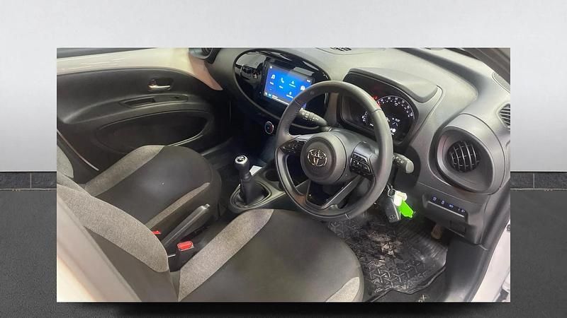 Used Toyota Aygo X PURE 72 HP (52 kW) 2024 White SUV