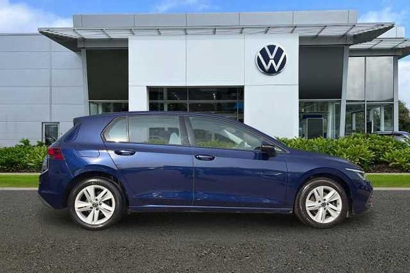 Used VW Golf VIII Life 130 HP (95 kW) 2020 Blue Hatchback