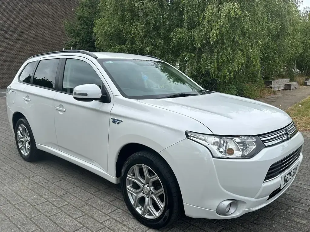 Used Mitsubishi Outlander P-HEV 2015 White Estate
