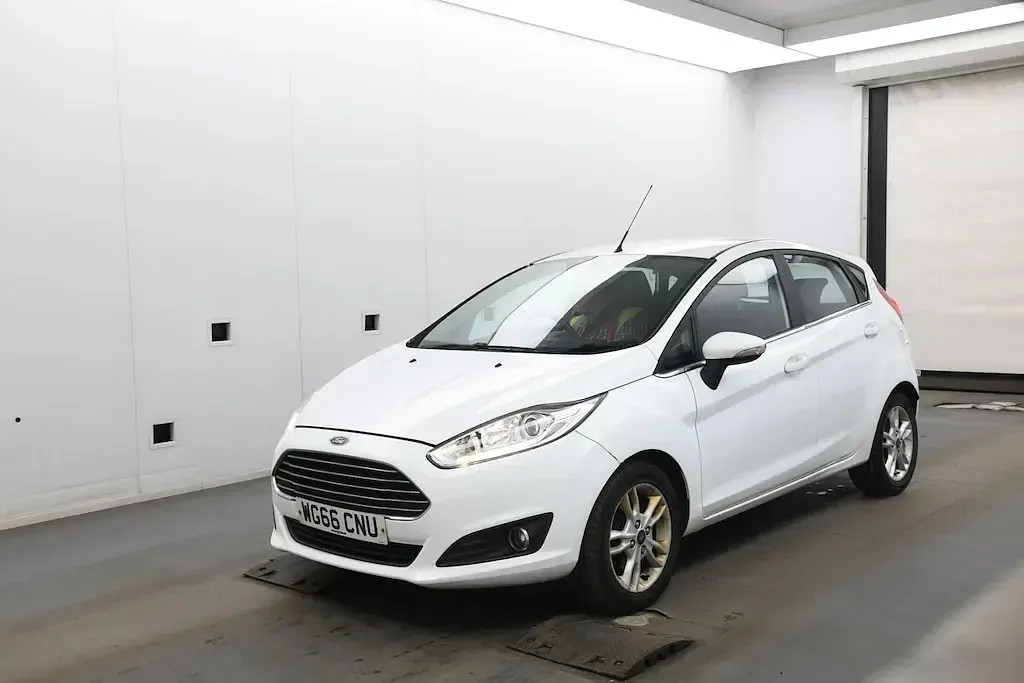 Used Ford Fiesta Zetec 100 HP (73 kW) 2016 White Hatchback