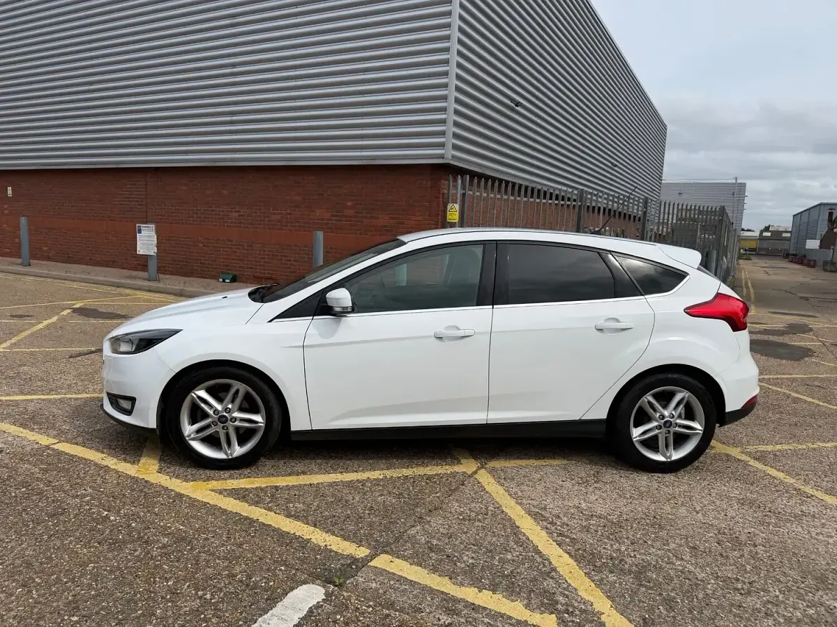 Used Ford Focus Zetec 125 HP (91 kW) 2015 White Hatchback
