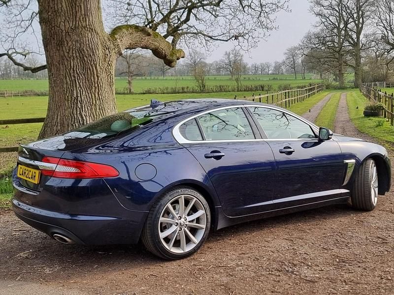 Used Jaguar XF Portfolio 200 HP (147 kW) 2015 Blue Sedan