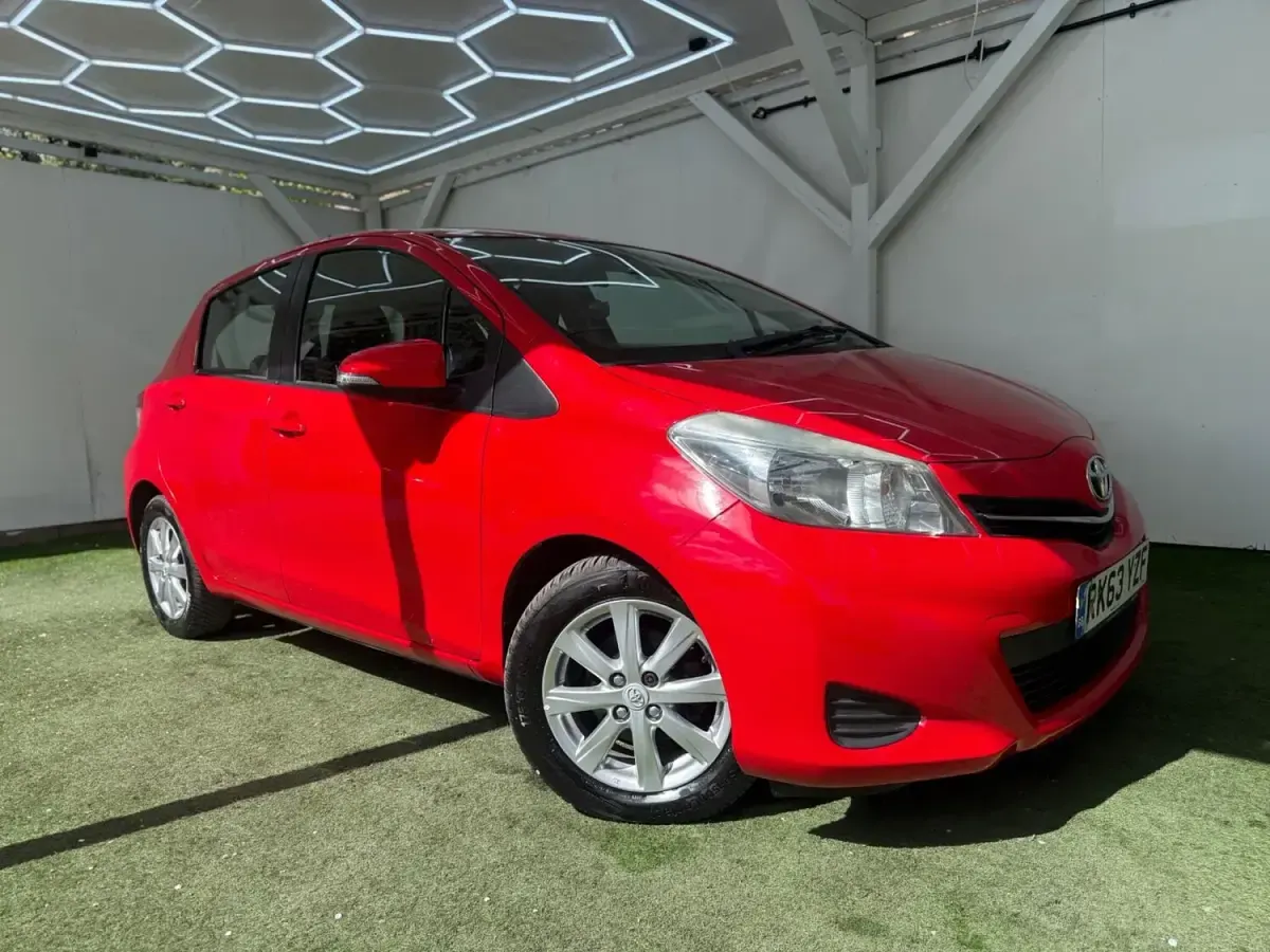 Used Toyota Yaris 101 HP (74 kW) 2013 Red Hatchback