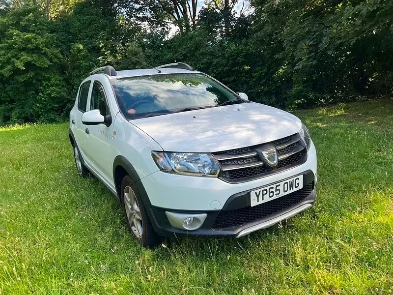 Used Dacia Sandero Lauréate 90 HP (66 kW) 2015 White Hatchback