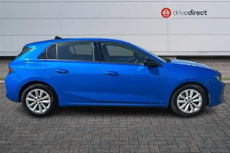 Second-hand Vauxhall Astra Design Edition 130 CP (95 kW) 2023 Albastru Hatchback