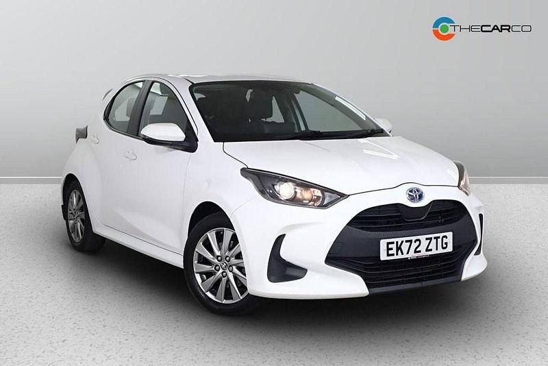 Used Toyota Yaris Hybrid 116 HP (85 kW) 2022 White Hatchback
