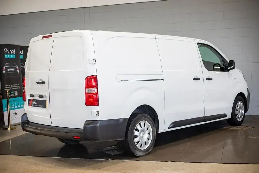 Used Vauxhall Vivaro 100 HP (73 kW) 2019 White MPV