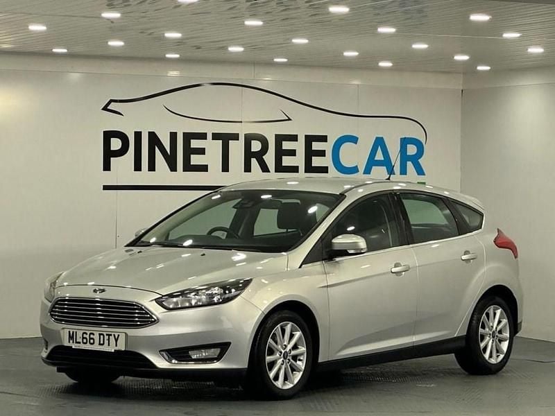 Used Ford Focus Titanium 125 HP (91 kW) 2016 Silver Hatchback
