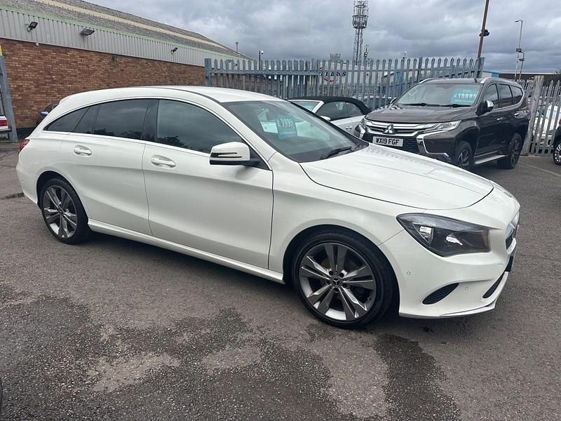 Used Mercedes CLA200 Shooting Brake 136 HP (100 kW) 2017 White Estate